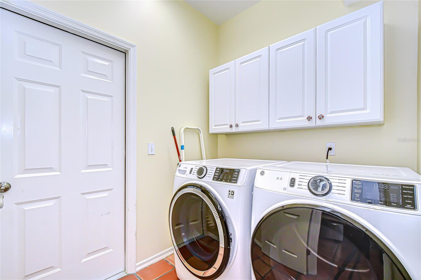 RIVER HILLS COUNTRY CLUB - Residential