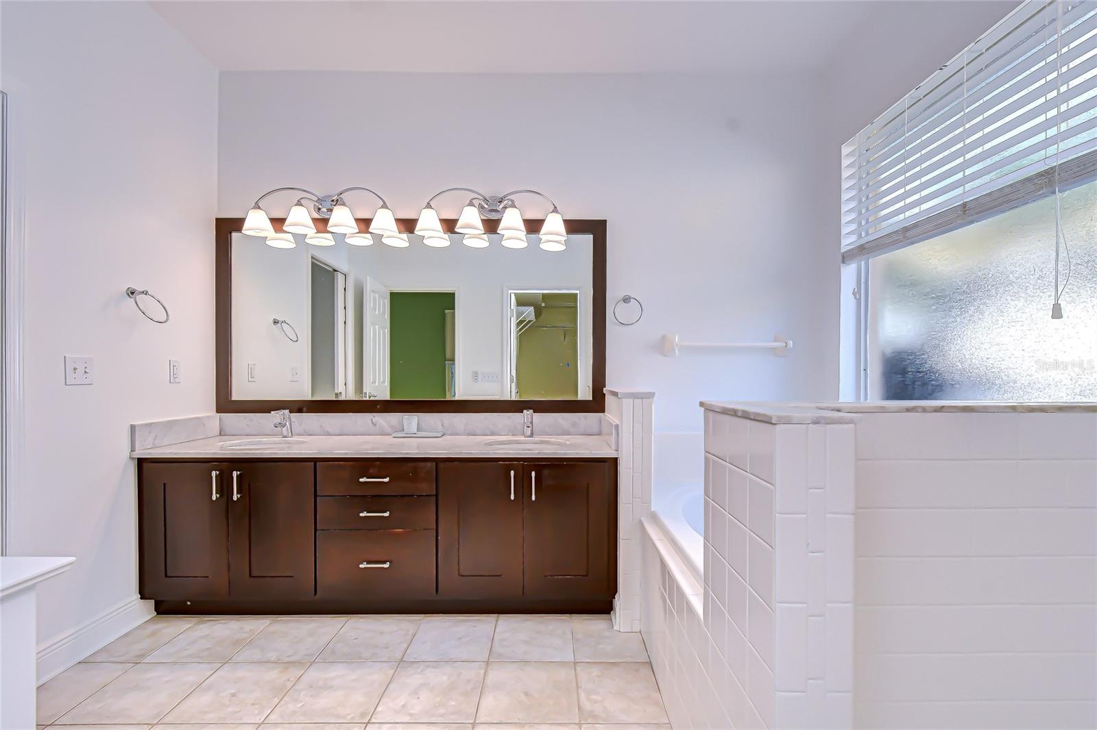 RIVER HILLS COUNTRY CLUB - Residential