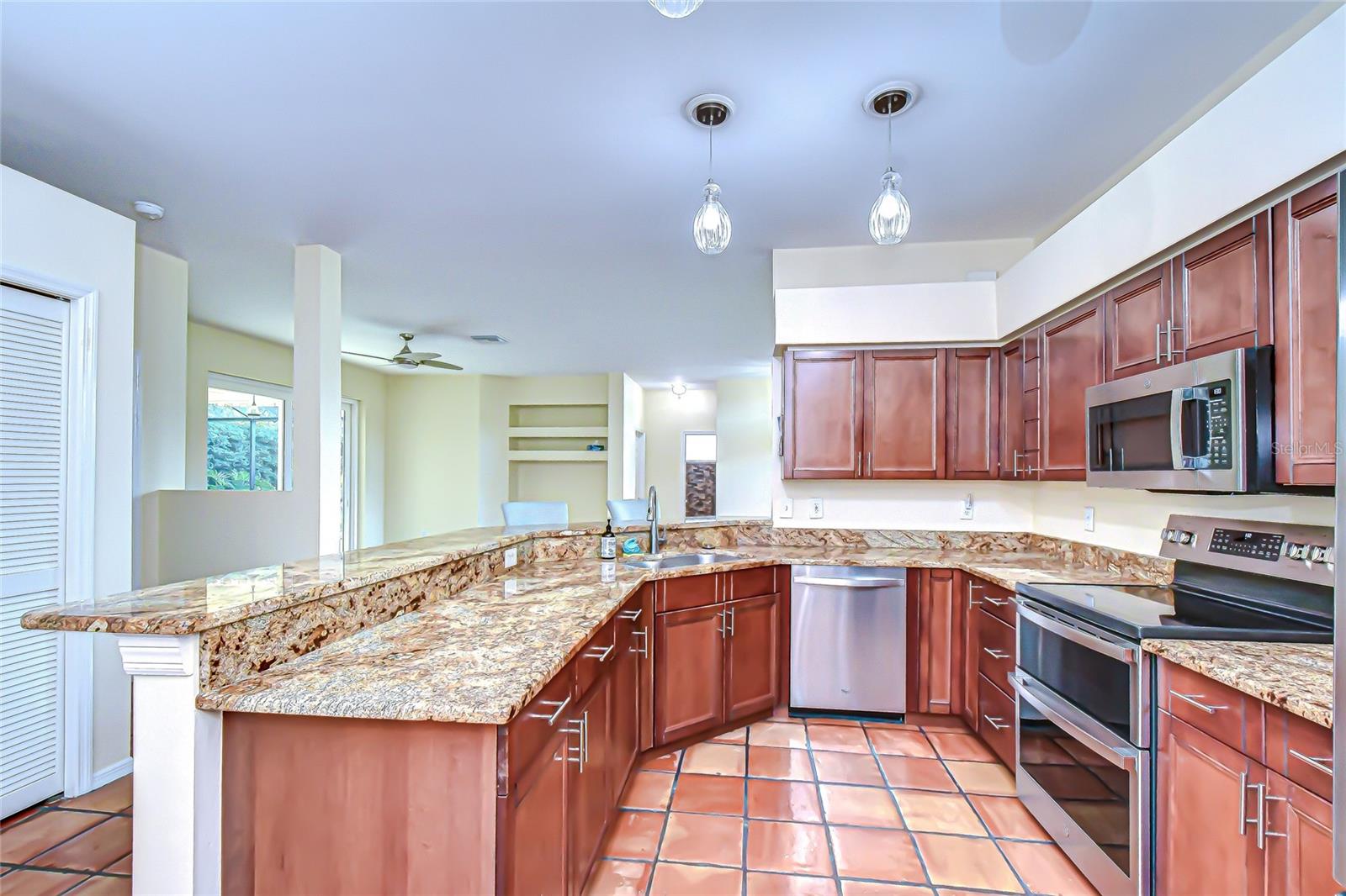 RIVER HILLS COUNTRY CLUB - Residential