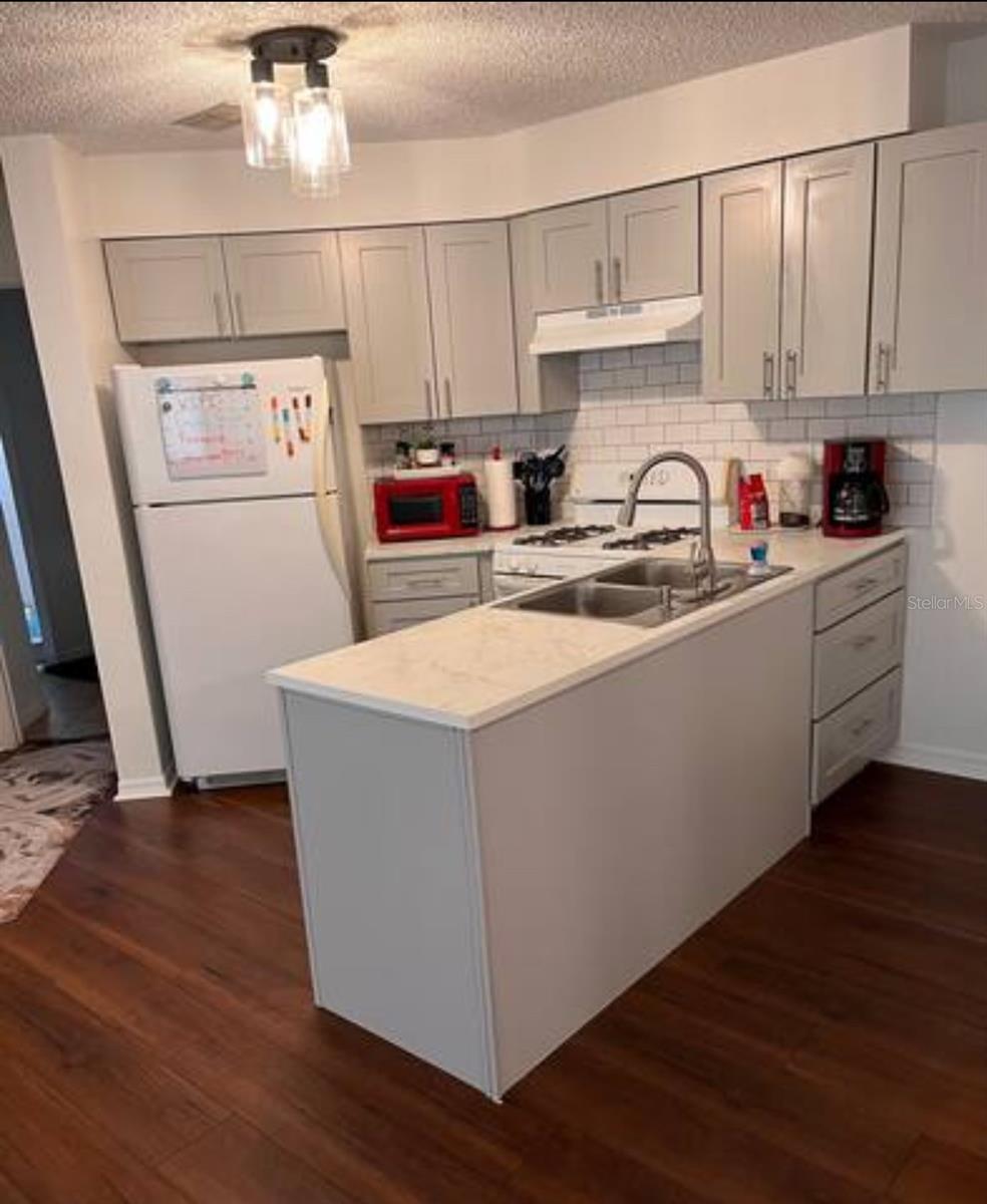 GARDEN VILLAS CONDO PH 01 - Residential