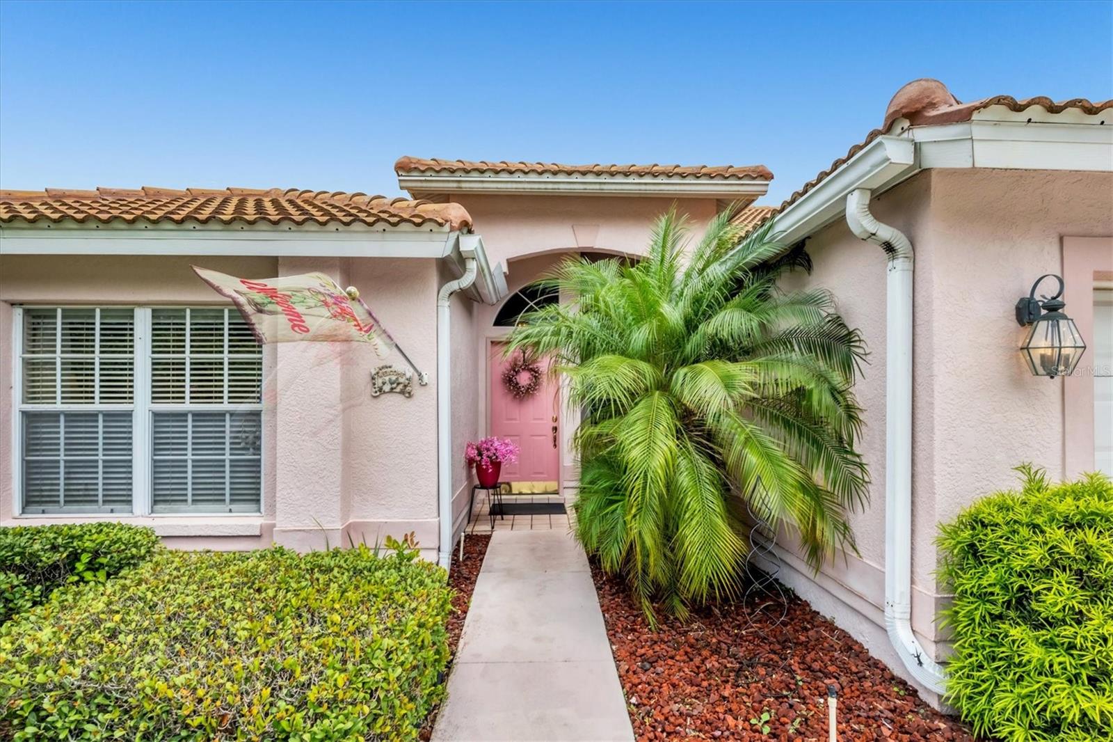 This solidly built 2-bedroom, 2-bathroom pool home with a large den is full of potential and priced for value. Perfectly positioned on a peaceful lakefront lot with gorgeous sunset views, this home features a split floor plan, high ceilings, and abundant natural light. The spacious primary suite includes direct pool access, a walk-in closet, and a generous en suite bath.
Recent updates include a brand-new tile roof in 2021, ensuring peace of mind for future renovations. With great bones and meticulous maintenance over the years, this property is an ideal candidate for cosmetic updates to maximize equity and resale value.
Located in a desirable Sarasota neighborhood, just minutes from Nathan Benderson Park, UTC shopping, SRQ International Airport, downtown Sarasota, and world-famous beaches—this location checks every box for future buyers or tenants.