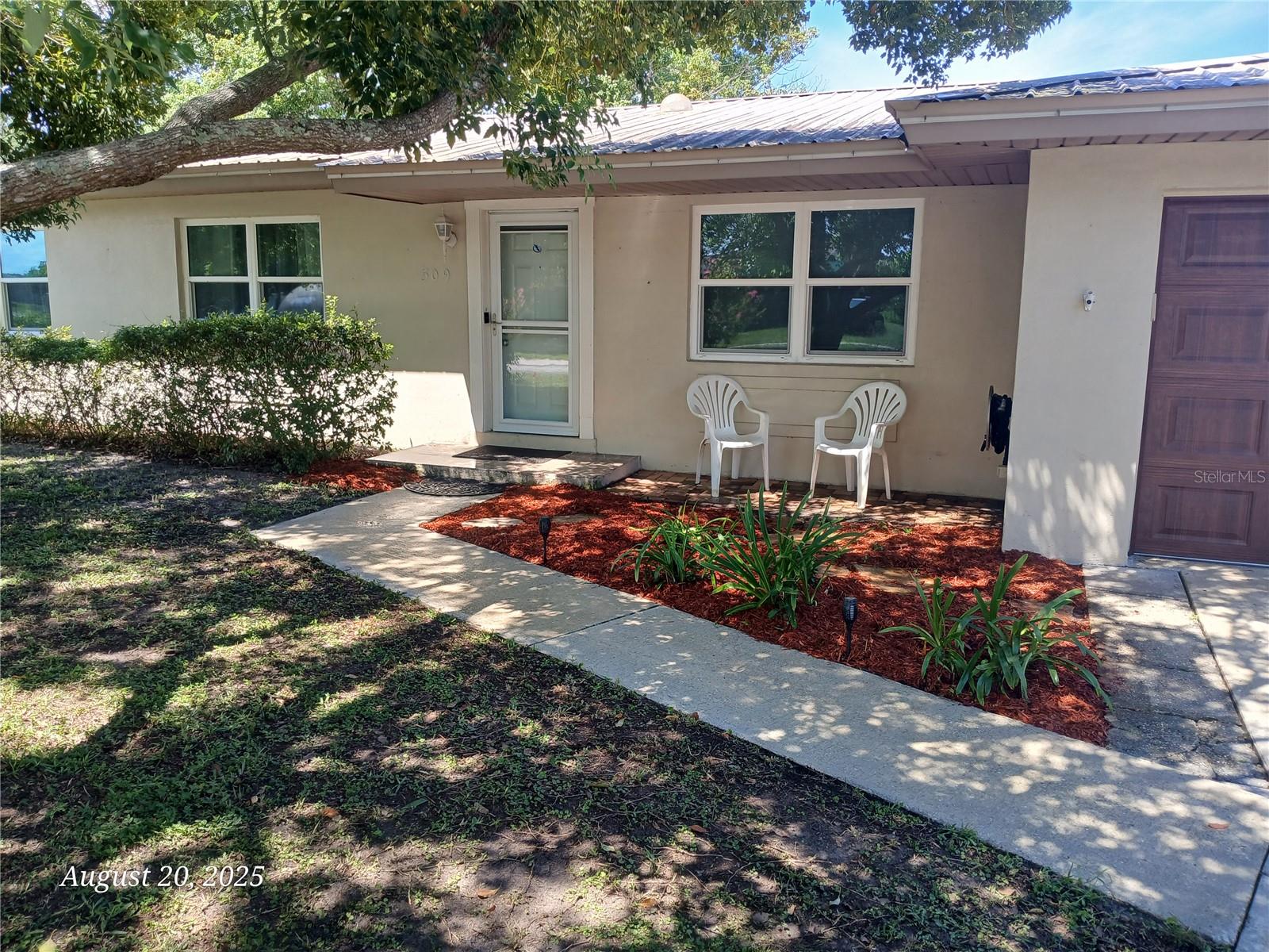 Stunning 3 bedroom, 2 bath sitting off of Hunters Lake is now on the market. This is true Florida living at its finest. Be able to walk out to your fully enclosed patio for a gorgeous sunset or even take the boat out to get the full view! This is a home you definitely want to see. L-shaped dining room living combo is always great for entertaining. Enjoy your walk-in shower in your owners suite and jack-n-jill for your secondary bedrooms! This is 1300 sq ft of pure paradise, dont miss out!