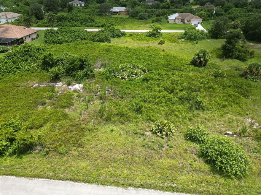 This property is located in a quiet neighborhood with new construction homes all around. Easy commute to shopping and schools. Minutes to Fort Myers via Bell Blvd to SR82.