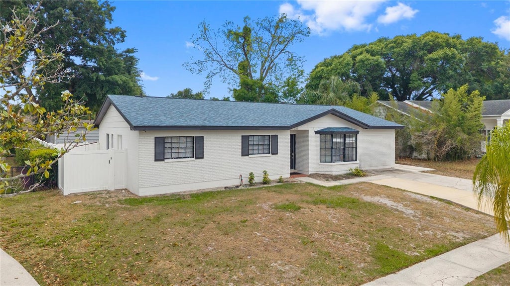 Photo of 2310 W Knollwood Place, Tampa, FL 33604 (MLS # TB8527364)