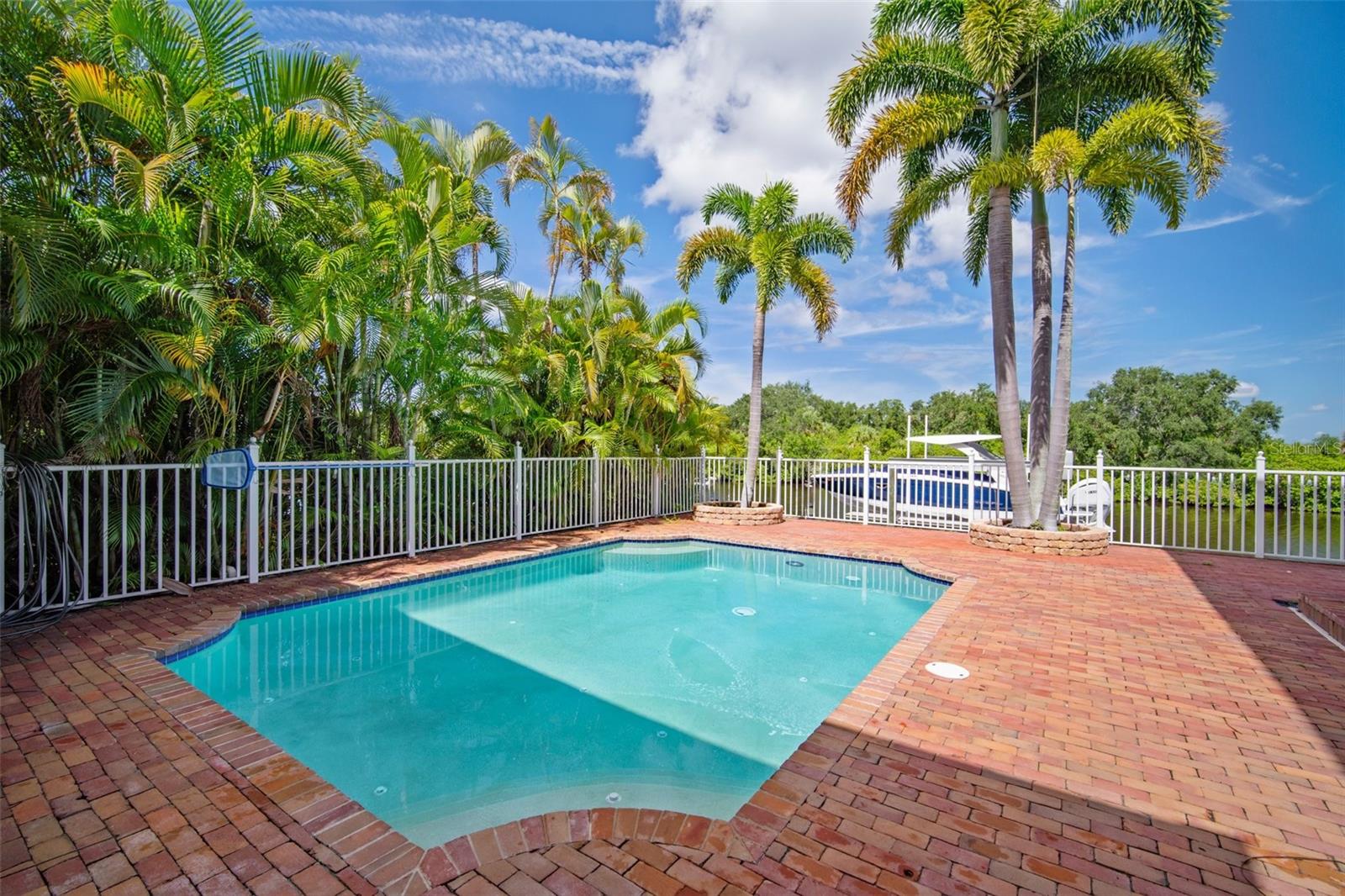 825 ISLEBAY DRIVE