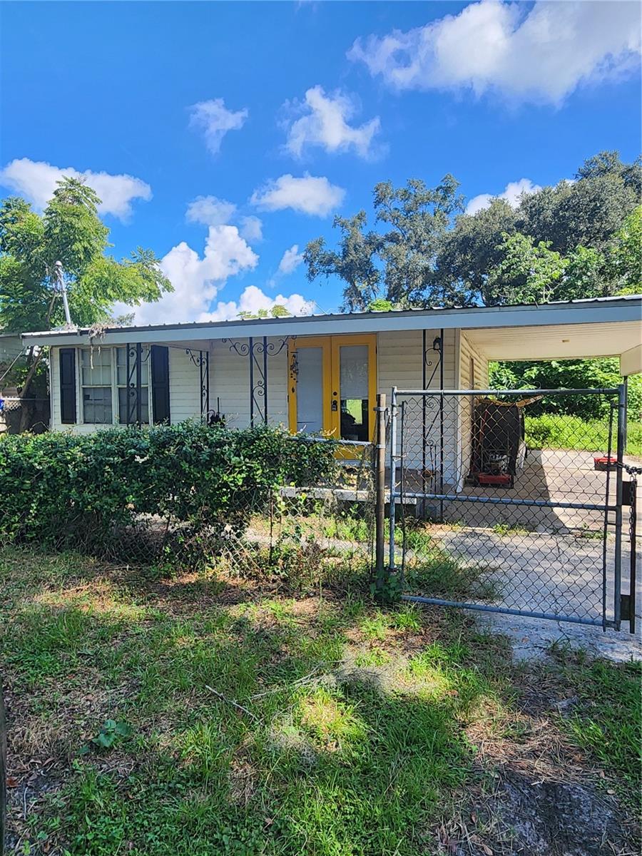 Looking for a starter or investment home? Check out this cute home that just needs your finishing touches to make it yours! Close to shopping, The Polk Parkway and not far from Downtown Lakeland or Bartow schedule your showing today, More pictures coming soon