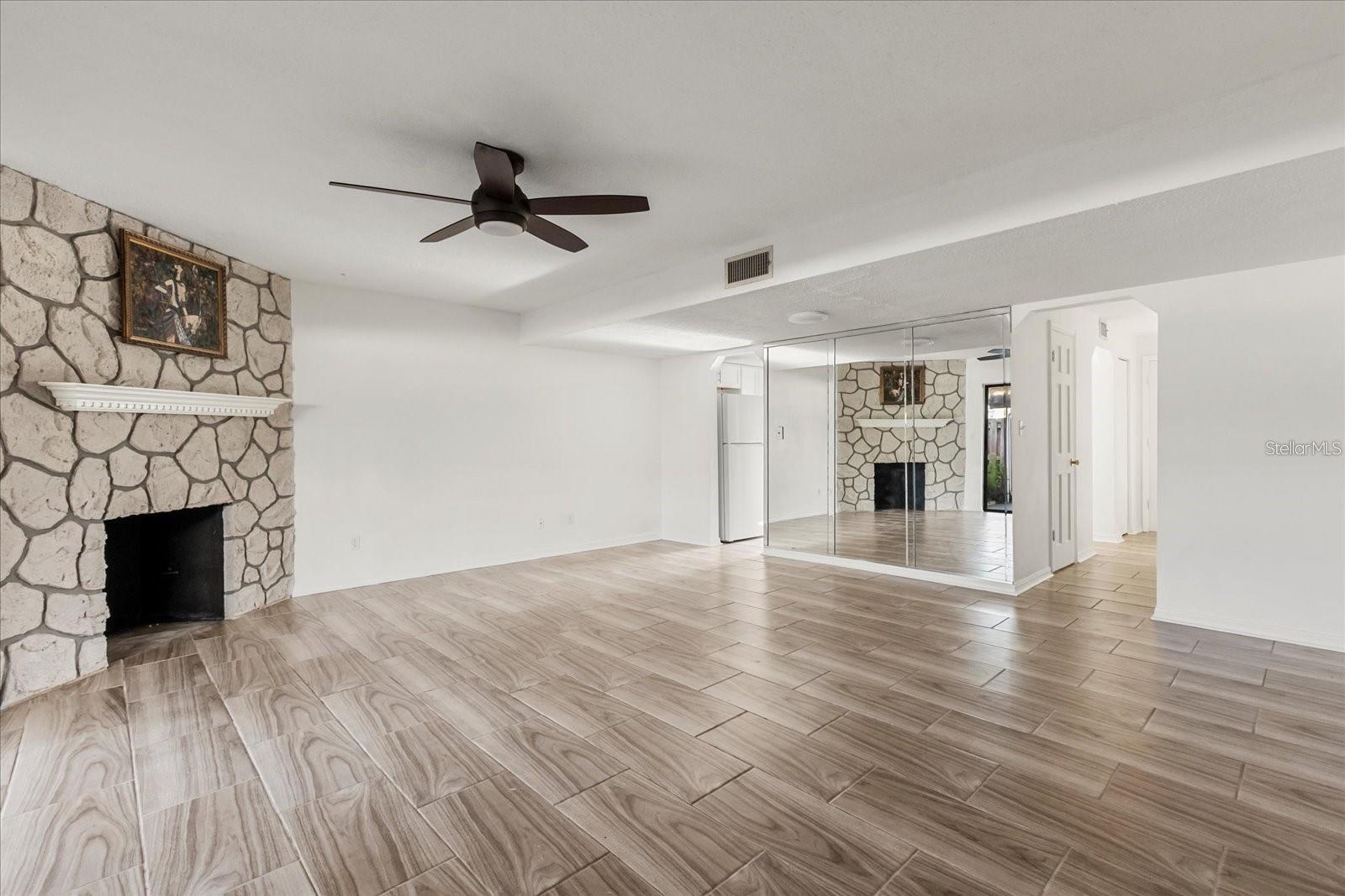 COLONIAL TWNHS CONDO APT PH 01 - Residential