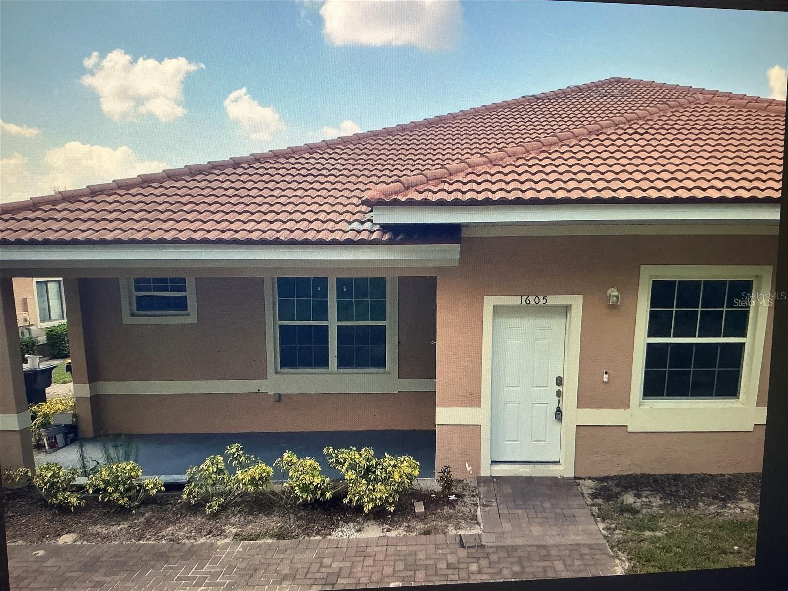 Cozy and nice townhouse in a great gated community of Tuscany Preserve.