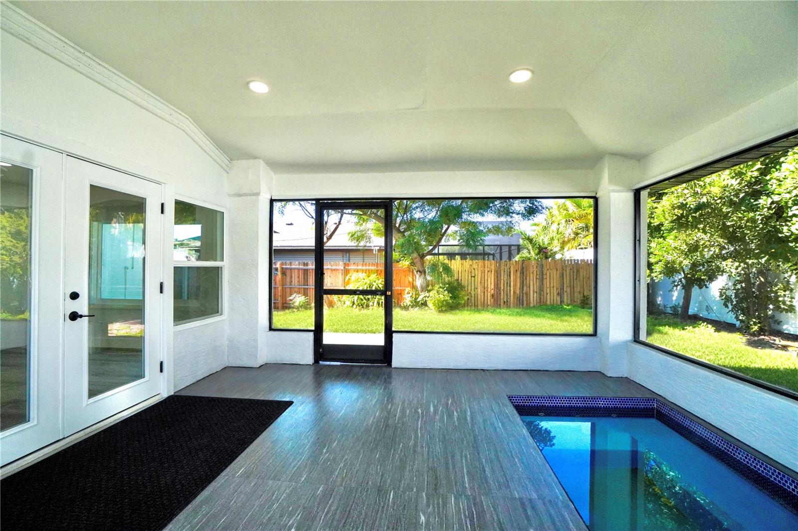 SOUTH VENICE - Residential