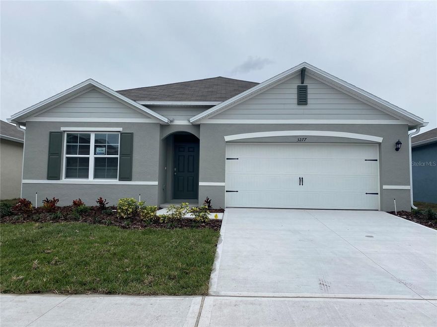 South Lakeland - This 4/2 smart house features an open floor plan with split bedrooms, granite counter tops, and all stainless steel appliances in kitchen, 2 car garage, rear open lanai, and lawn care included with rent.  As a resident of Laurel Lakes you will enjoy all of the amenities this beautiful community offers including pool and play areas.