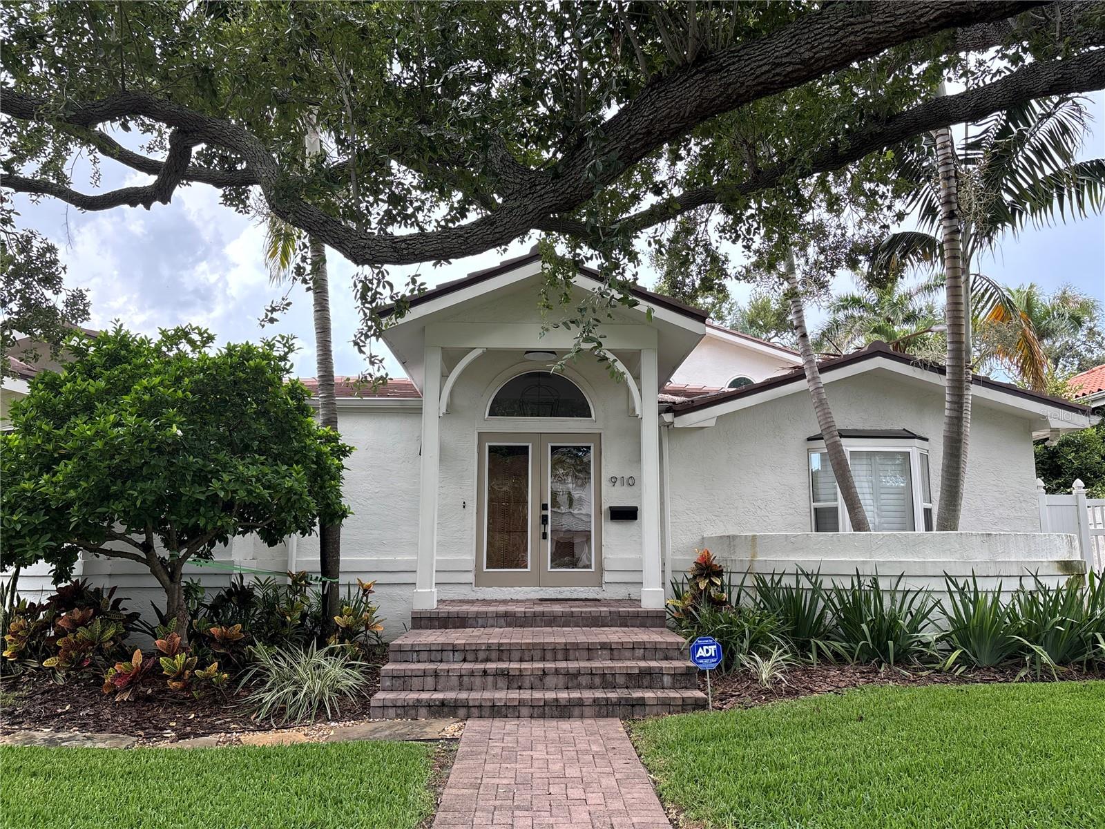 This beautifully updated 3-bedroom + office home has everything you’re looking for—style, space, and location. Nestled in the highly sought-after Snell Isle neighborhood, just minutes from downtown St. Petersburg, this home offers the best of Florida living.
Step inside to an open and inviting floor plan featuring a spacious living and family room with a shared wood-burning fireplace, plantation shutters throughout, and a bright coastal-contemporary aesthetic. The gourmet kitchen includes gas cooking, updated cabinetry, and a large eat-in area with double French doors opening to a charming side patio.
The oversized master suite is a true retreat, complete with dual walk-in closets and a luxurious spa-like bathroom featuring a freestanding tub, separate glass-enclosed shower, and elegant finishes. Two additional bedrooms and a dedicated office provide plenty of flexible living space.
Enjoy the outdoors in your private, fenced yard with a sparkling pool, full pool bath, and ample room to entertain. A two-car garage adds convenience and storage.
Located just a short walk or bike ride to the Vinoy Golf Club and less than two miles from downtown St. Pete’s world-class dining, shopping, and waterfront parks—you’ll love living in one of the city’s most beautiful neighborhoods.