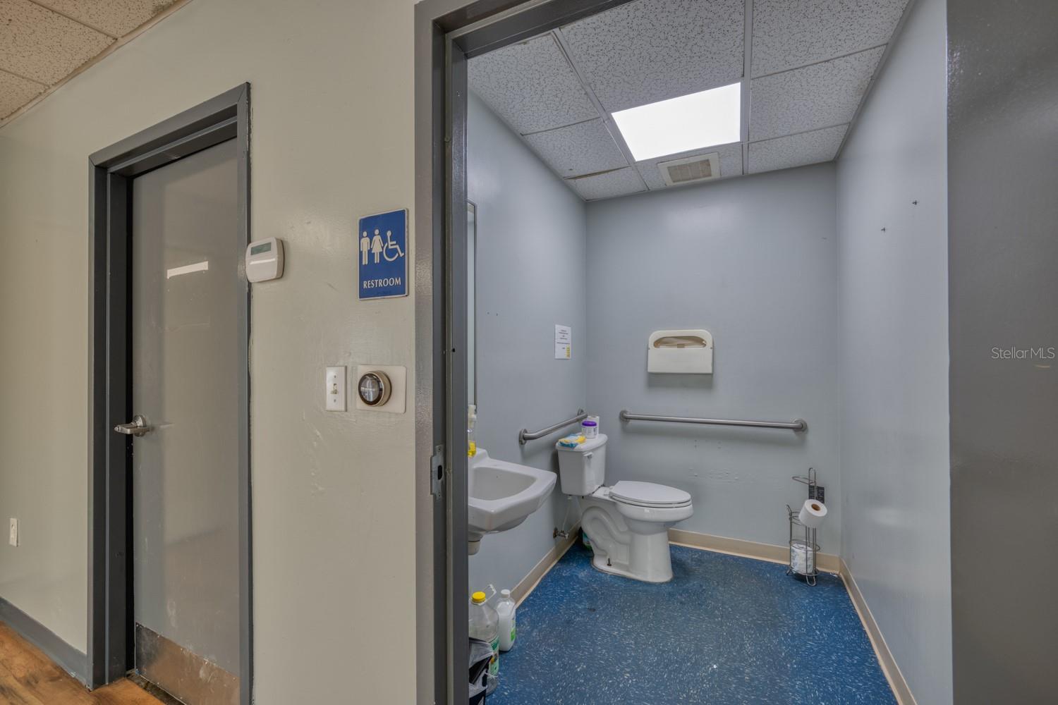 INVESTGROUP 02 SERVICE CENTER - Commercial Sale