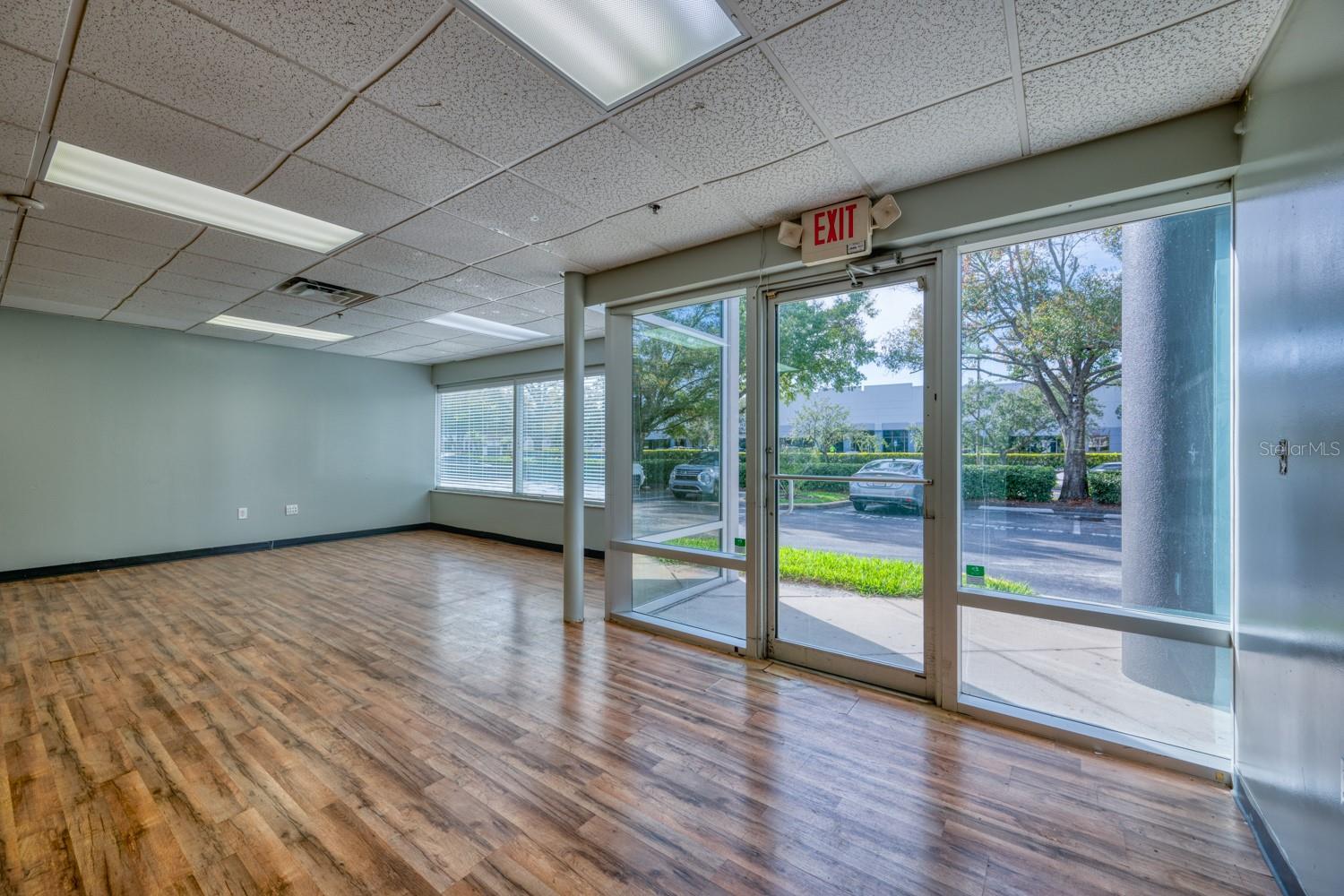 INVESTGROUP 02 SERVICE CENTER - Commercial Sale