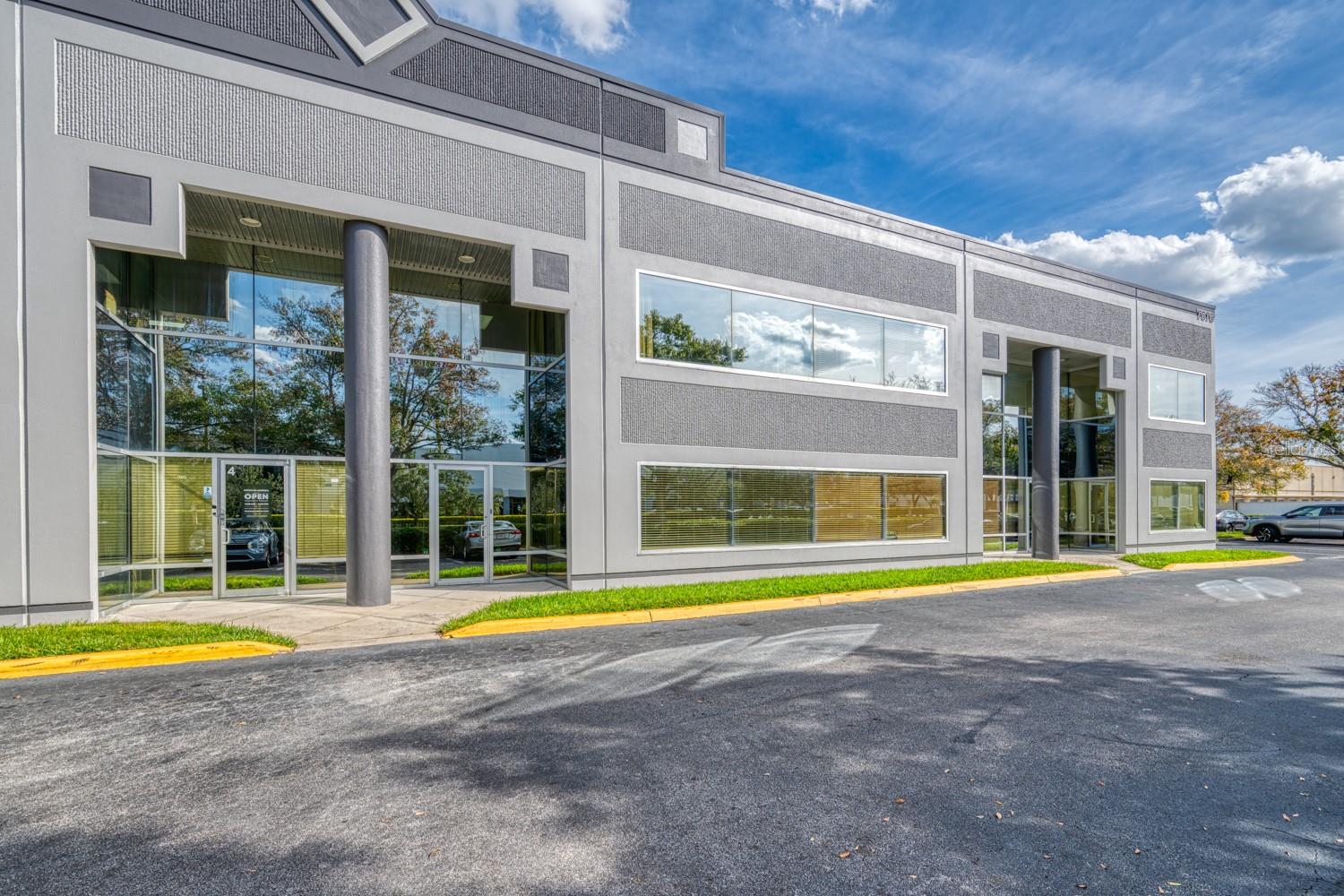 INVESTGROUP 02 SERVICE CENTER - Commercial Sale