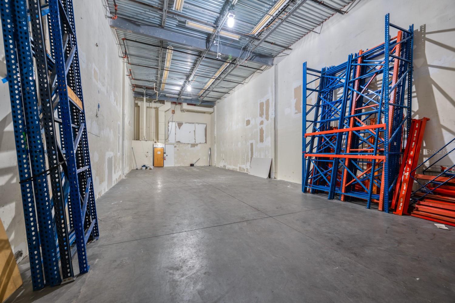 INVESTGROUP 02 SERVICE CENTER - Commercial Sale