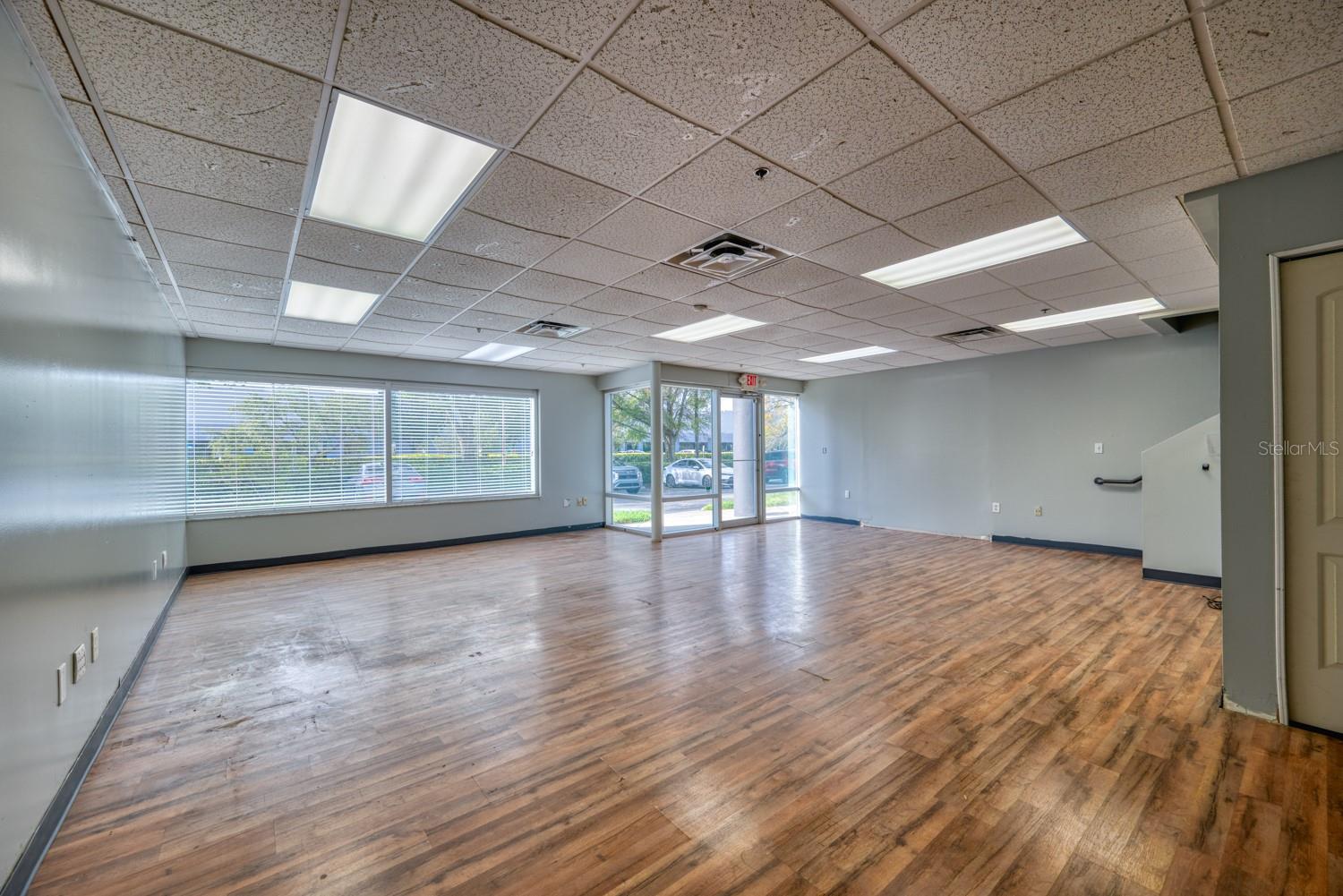 INVESTGROUP 02 SERVICE CENTER - Commercial Sale