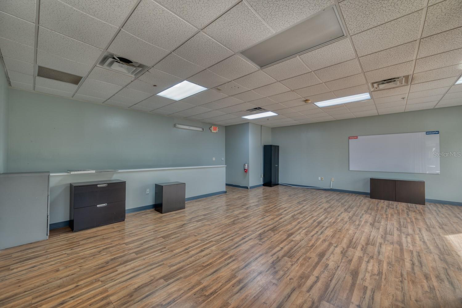 INVESTGROUP 02 SERVICE CENTER - Commercial Sale