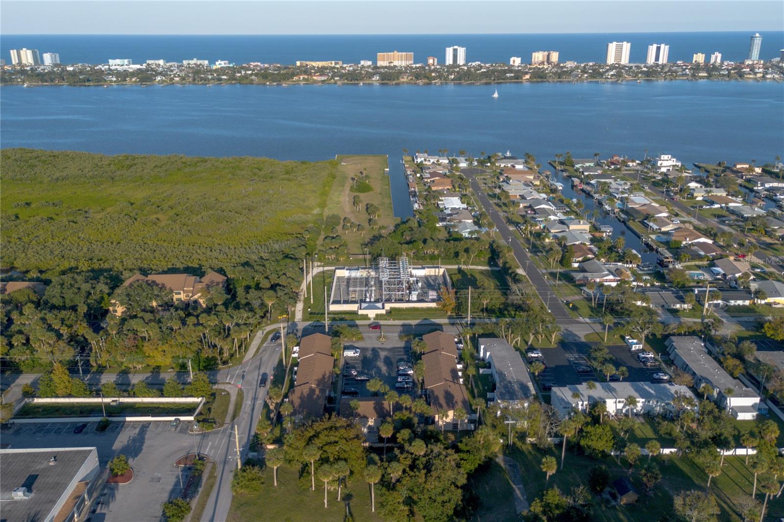 RIVER-GOLF TWNHS - Residential