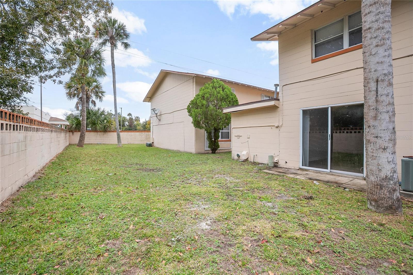 RIVER-GOLF TWNHS - Residential