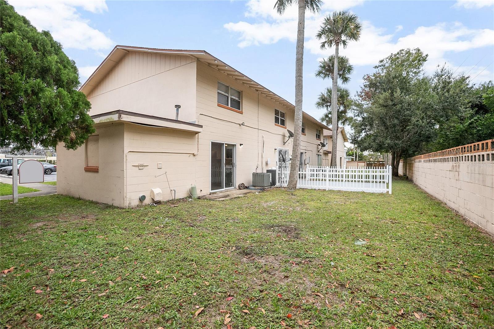 RIVER-GOLF TWNHS - Residential