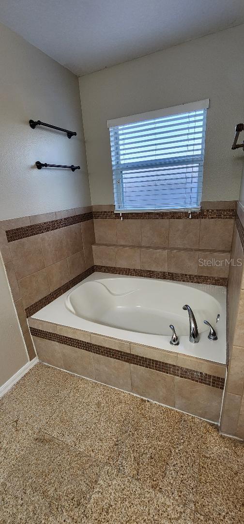 WINDROSE/SOUTHMEADOWUN 02 - Residential Lease