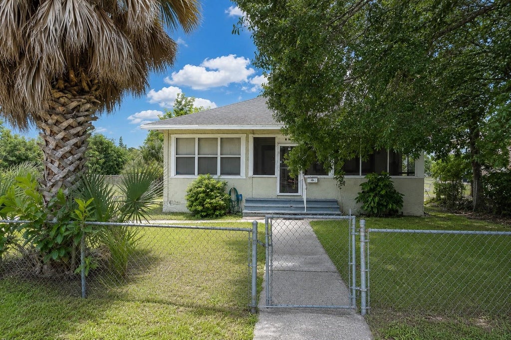 Photo of 1944 12th Avenue S, St Petersburg, FL 33712 (MLS # TB8535169)