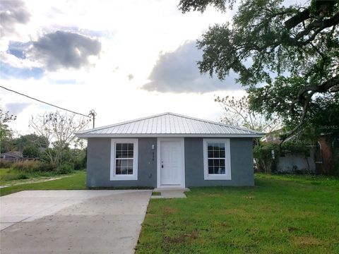 A home in LAKE WALES