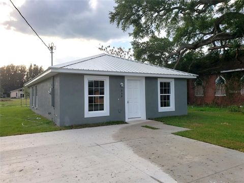 A home in LAKE WALES