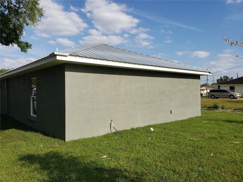 A home in LAKE WALES