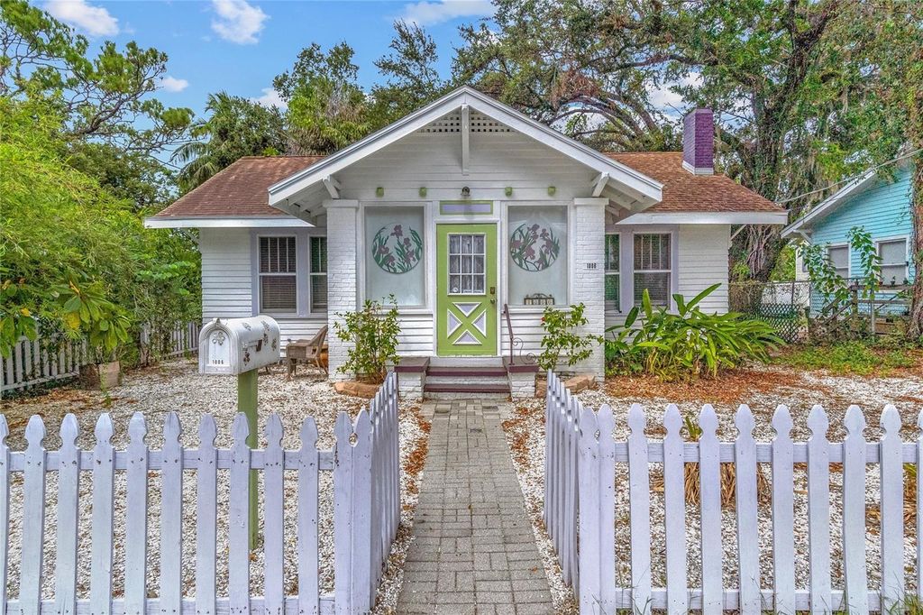 Photo of 1006 11th Avenue W, Bradenton, FL 34205 (MLS # TB8435201)