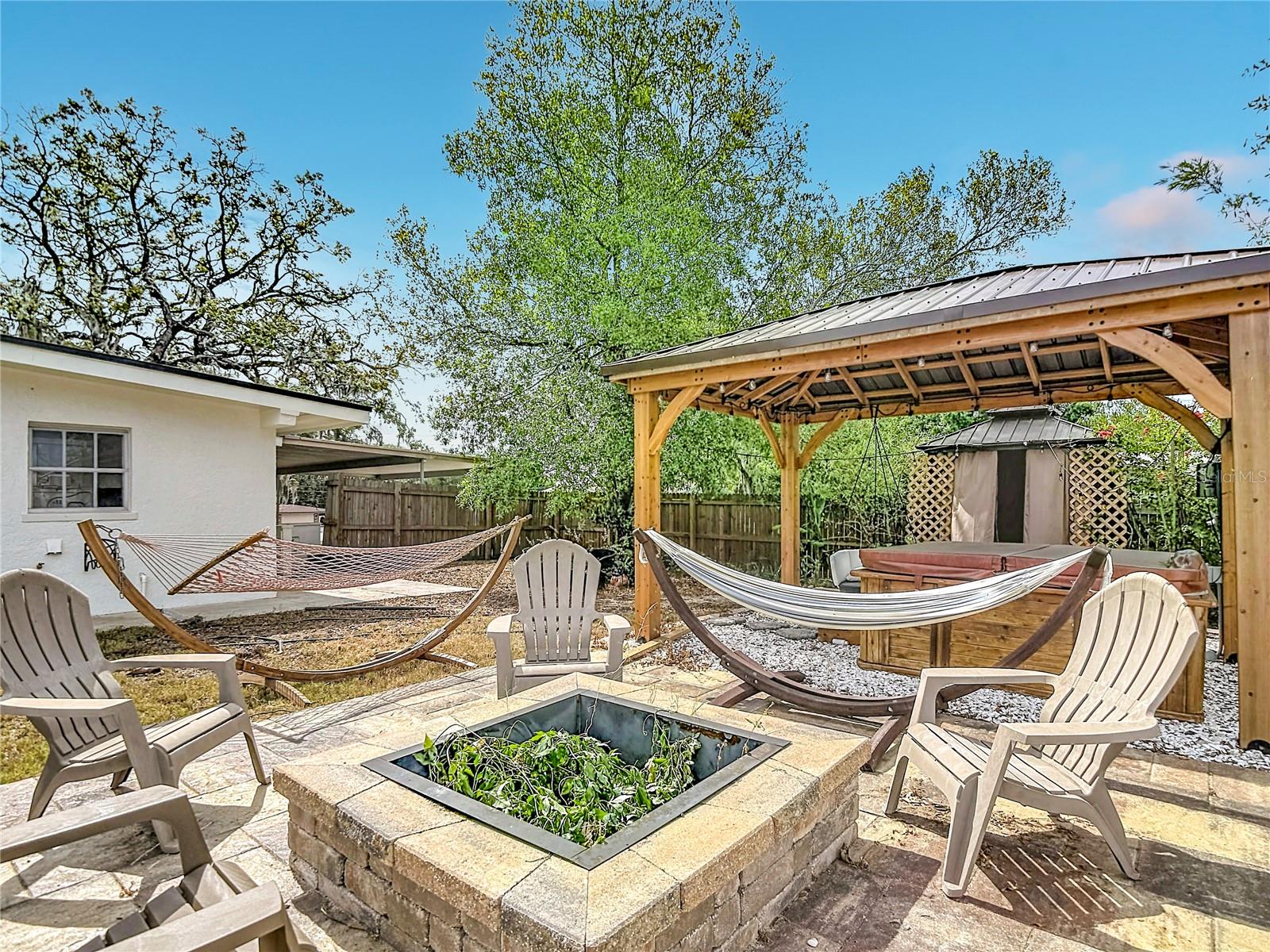 HOLIDAY - Residential