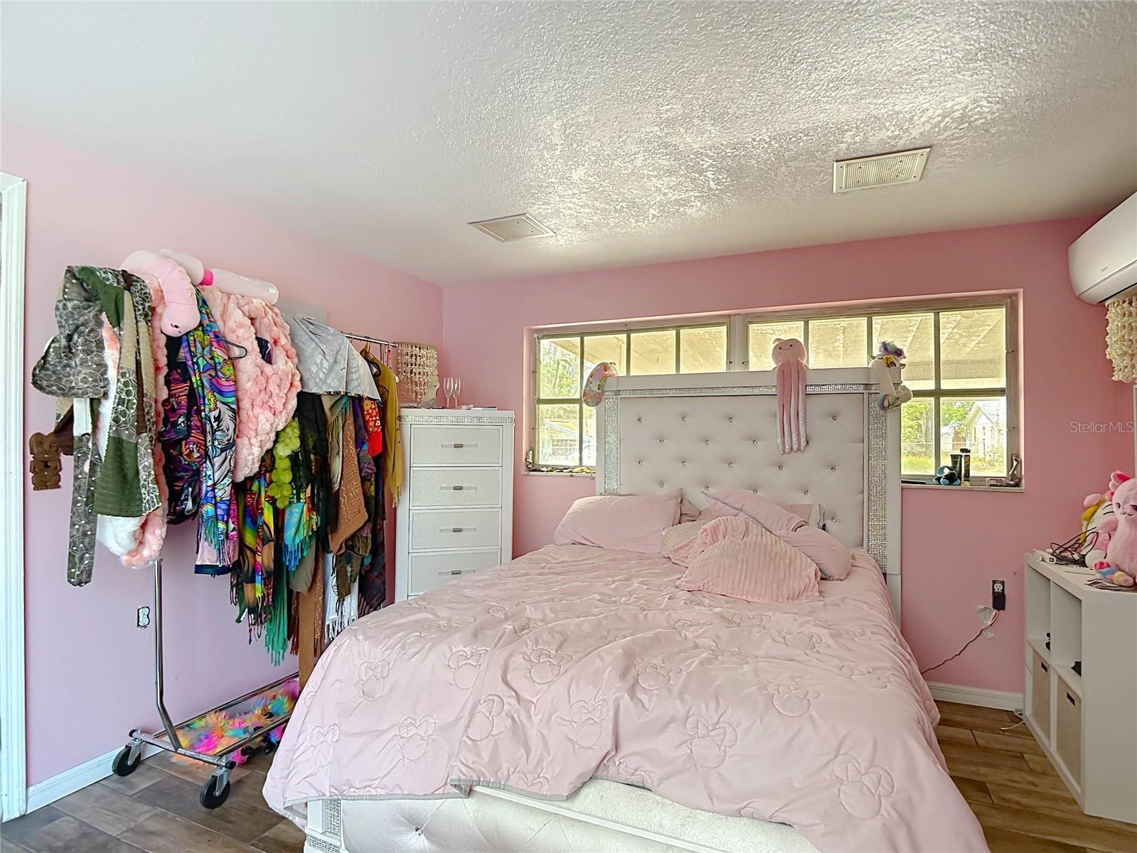 HOLIDAY - Residential