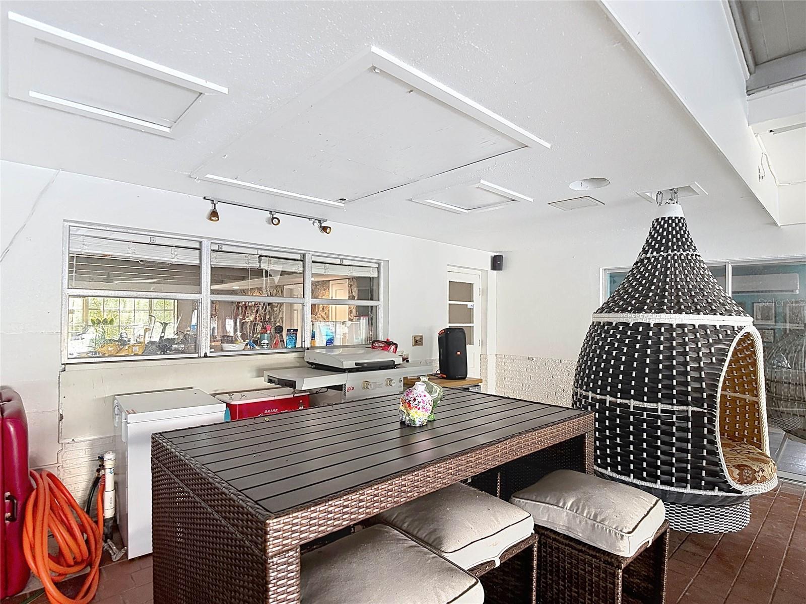HOLIDAY - Residential