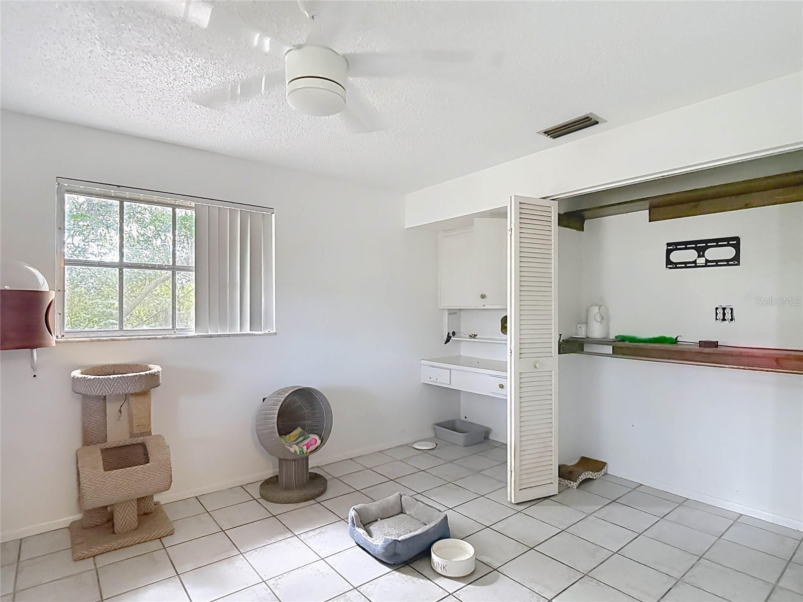 HOLIDAY - Residential