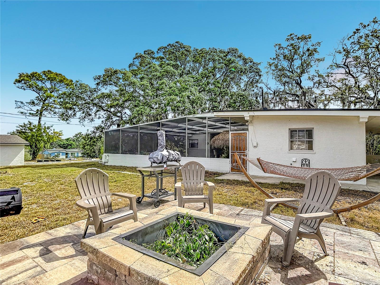 HOLIDAY - Residential
