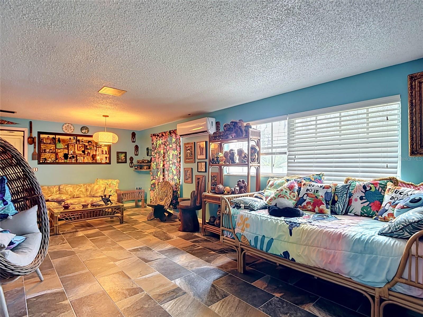 HOLIDAY - Residential