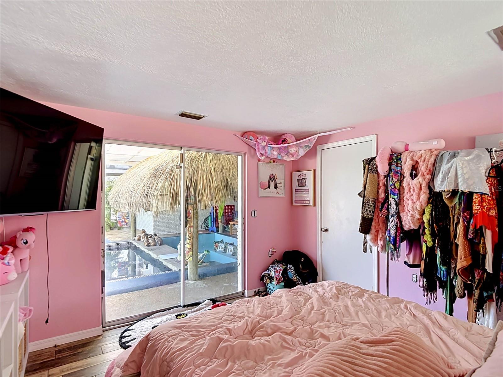 HOLIDAY - Residential