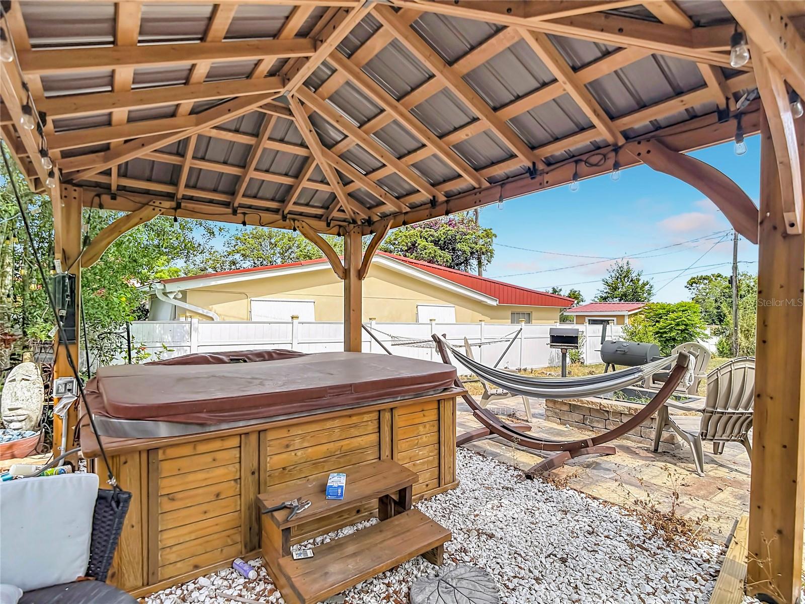 HOLIDAY - Residential