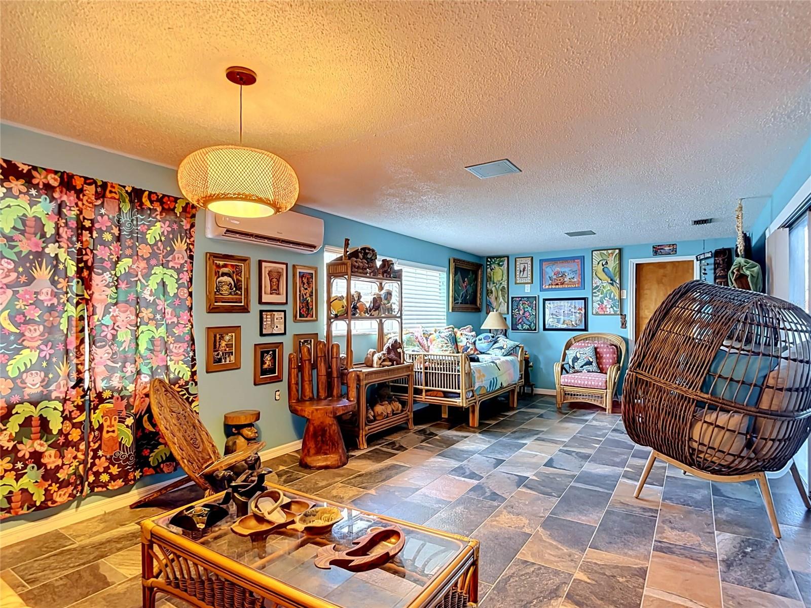 HOLIDAY - Residential
