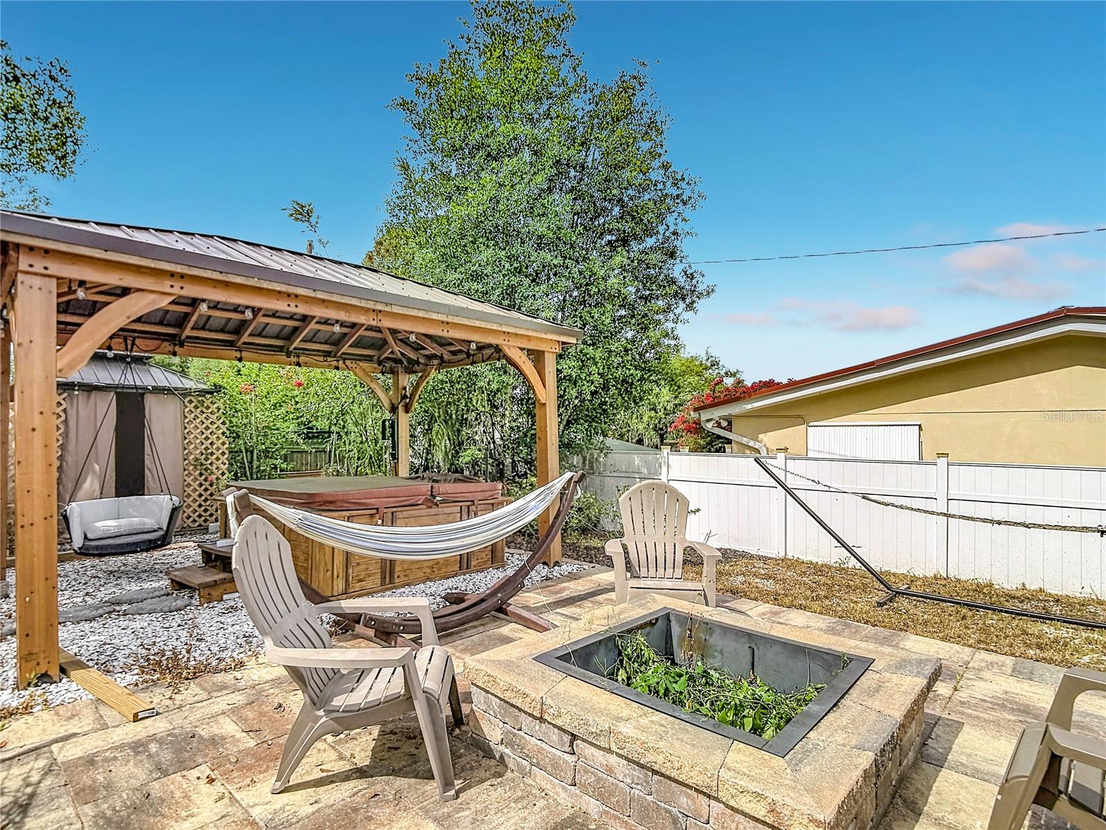 HOLIDAY - Residential