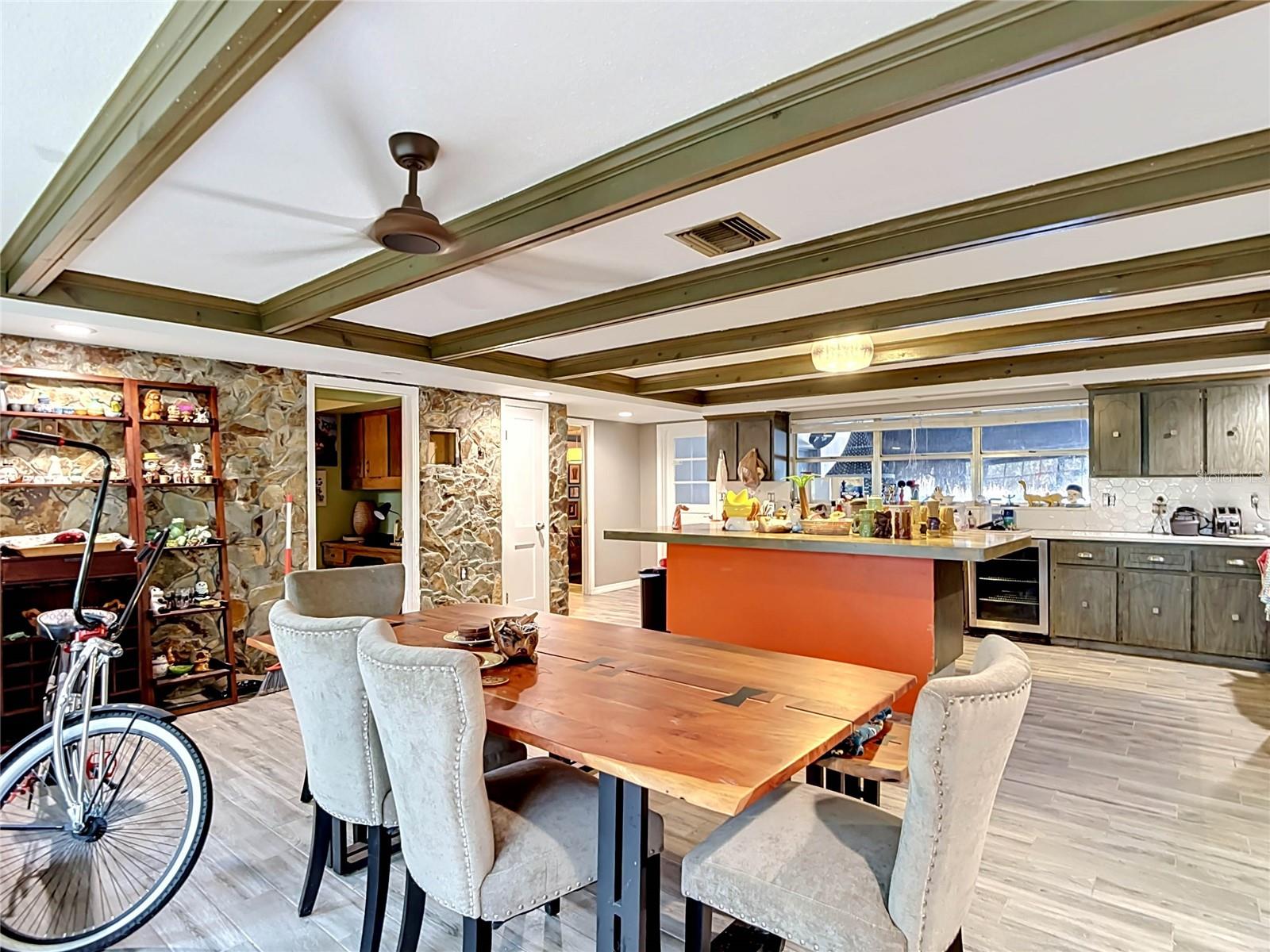 HOLIDAY - Residential