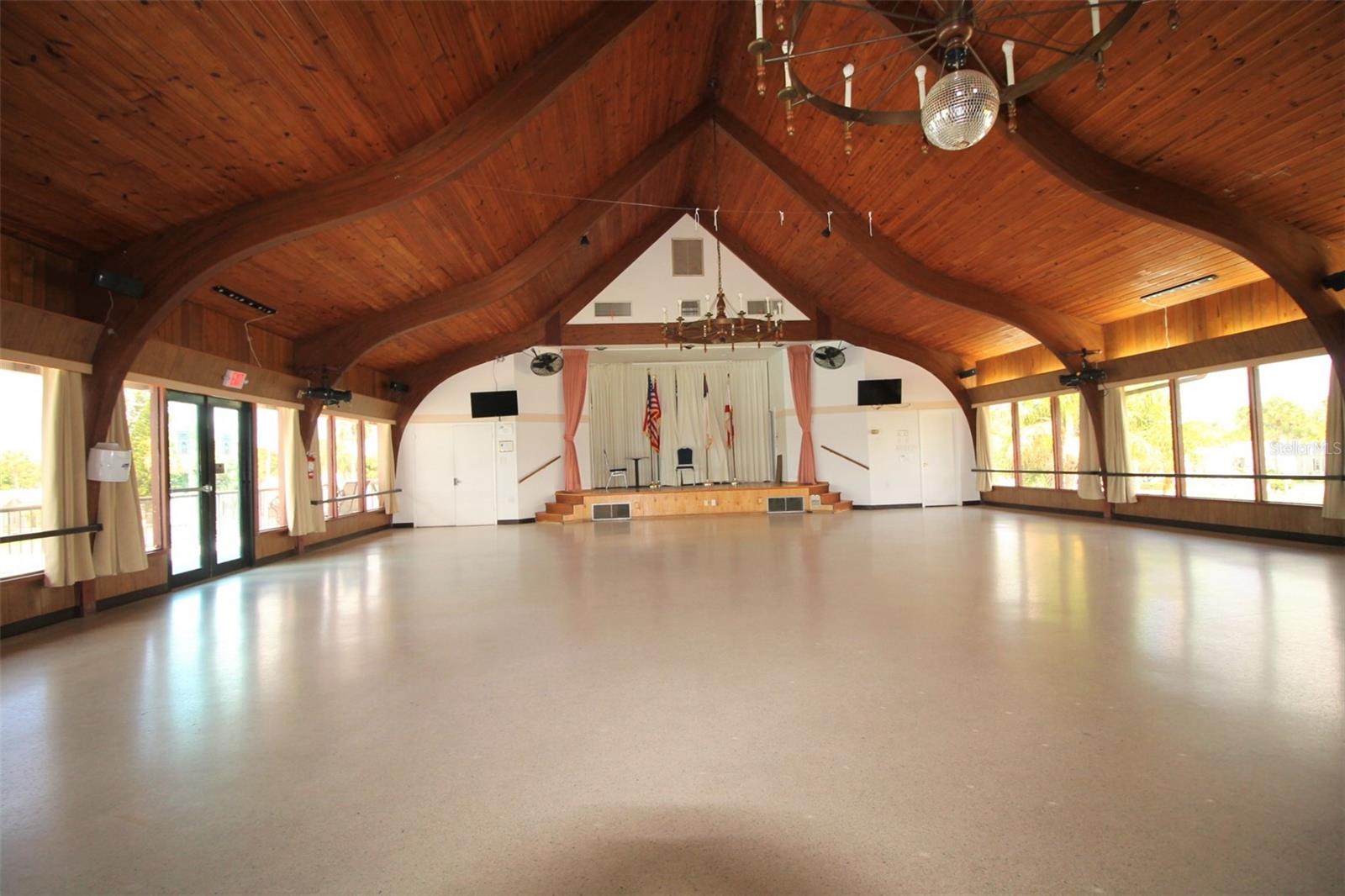 OUTDOOR RESORTS AMERICA - Residential Lease