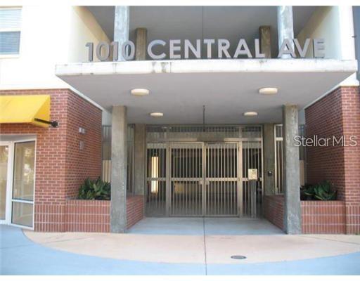 Fabulous Location in the heart of St Petersburg vibrant Edge District. 1BR / 1BA plus den! This gorgeous 1010 Central condo features stunning hardwood flooring in the foyer, kitchen and living room, granite counter-tops, stainless steel appliances, maple wood cabinetry, expansive windows and 10ft vaulted ceilings! The gated community offers terrific amenities including a beautifully landscaped central courtyard, sparkling swimming pool, sundeck, poolside clubroom and fitness center. Plus there is elevator access to each floor and the street level view of the retail shops, creates a lively atmosphere! Two assigned parking spaces in the garage, water, sewer, washer and dryer all included in the rent! 1010 Central is an urban condominium community at the center of St. Petersburg's trend-setting downtown district, the next great place to live in this sunny waterfront city