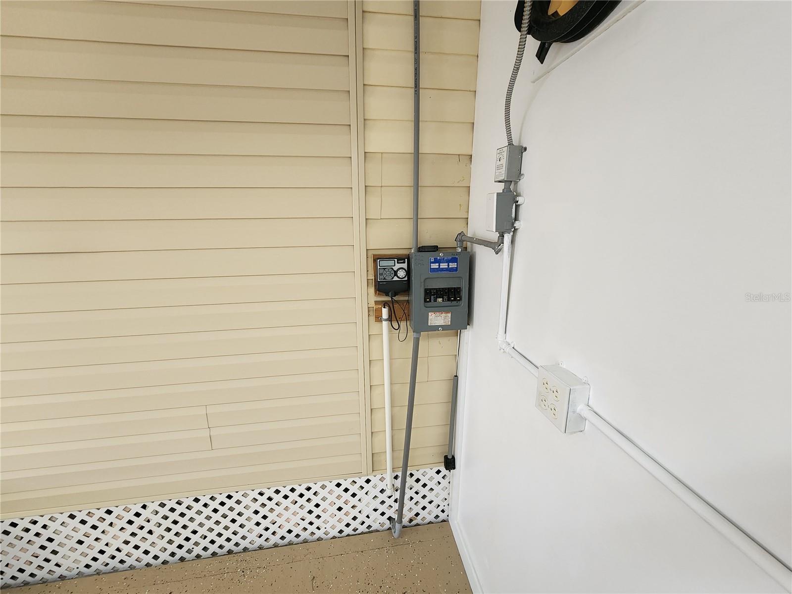 PALM LAKE ESTATES - Residential