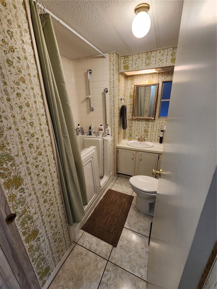 PALM LAKE ESTATES - Residential