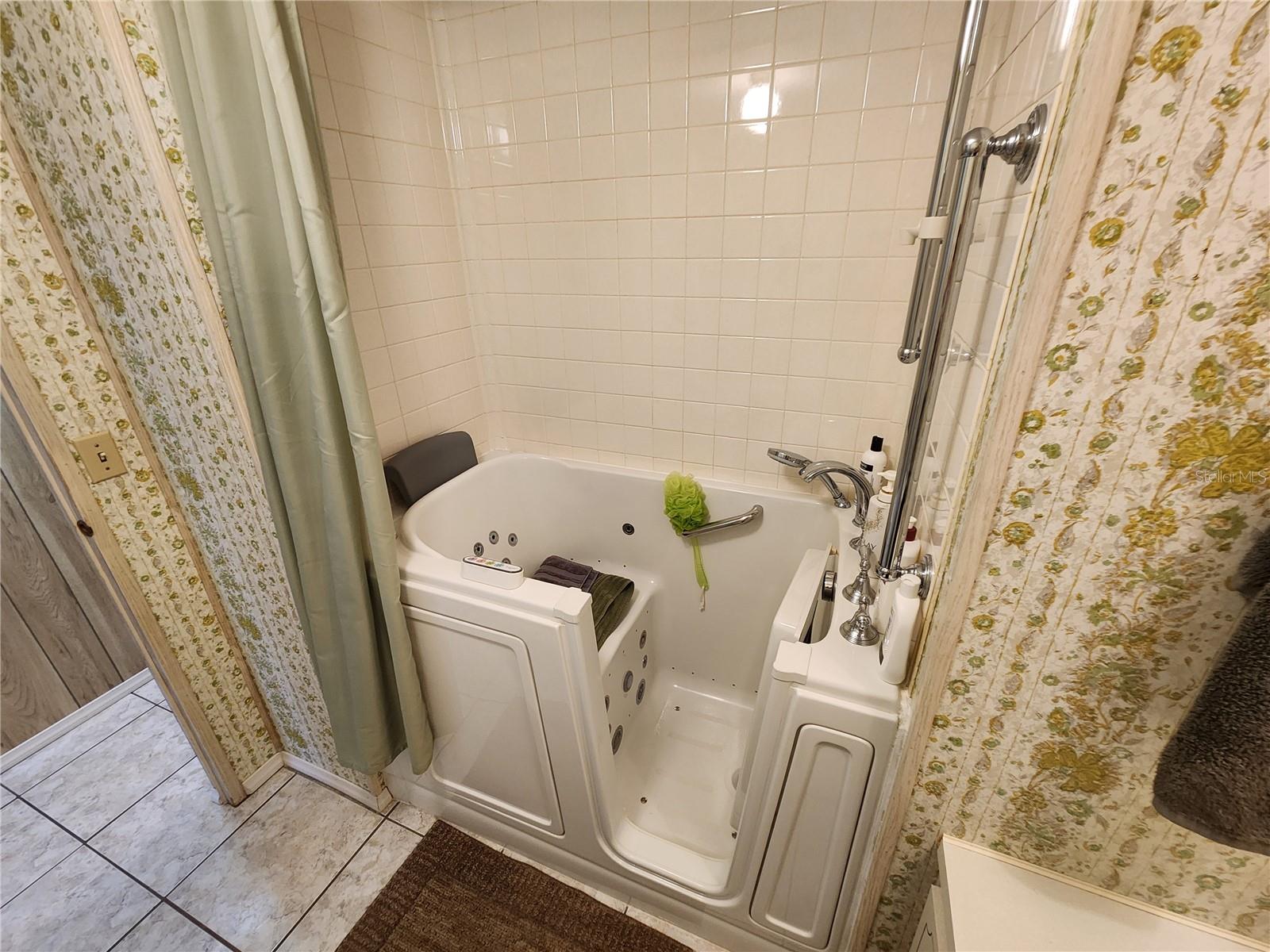 PALM LAKE ESTATES - Residential