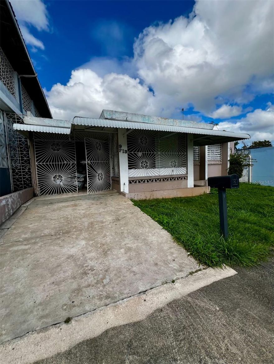 Property located in Urb Hermanas Davila, in a convenient area close to doctors, pharmacies, schools, and shopping centers.
One Story House Type with a 3-bedrooms -1-bathroom house with balcony | Lot size:** 458 m²
Parking: Double carport for two vehicles
Exterior: Large yard; ideal for outdoor enjoyment and potential expansions or garden projects
Property Needs repairs, but it has a great potential. 
Sale price:** $155,000 (not subject to appraisal; reasonable offers accepted)

Highlights:
Practical location with easy access to essential services
Large yard for entertaining or improvements
Opportunity to customize with a renovation budget

Contact US for showings and more information.