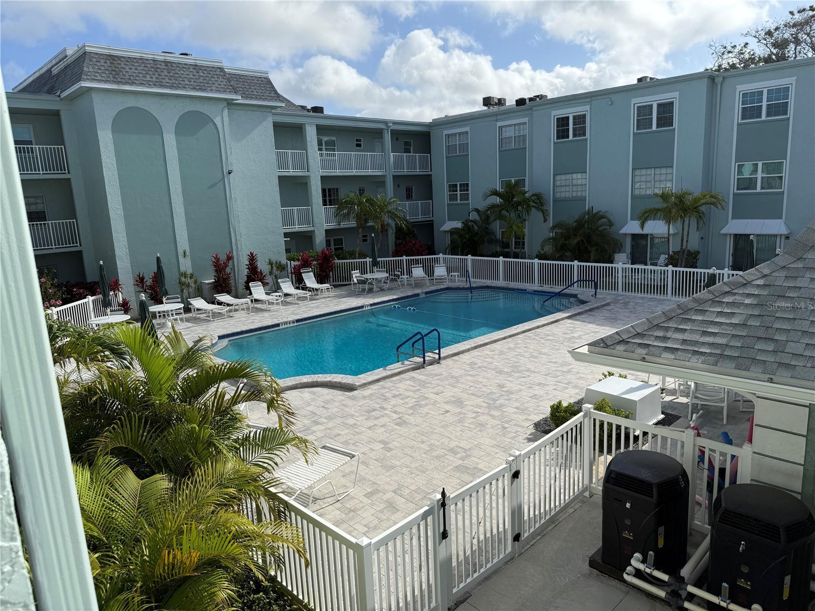 Available from NOW thru December 15th. Move in ready. There is a three month minimum. Lovely furnished 1 bedroom 1 bath condo. Very clean and fully furnished. Community offers large swimming pool, Convenient community laundry. A beautiful outside sitting area to read a book or socialize with the neighbors. Located in the desirable Belleair and Belleair Bluffs area, you'll have access to a variety of excellent restaurants, shops, and a nearby Publix. The Pinellas Trail is just steps away, making it easy to bike to the beach, downtown Clearwater, or even Dunedin.
Perfect for anyone looking for a comfortable, short-term rental in a prime location!