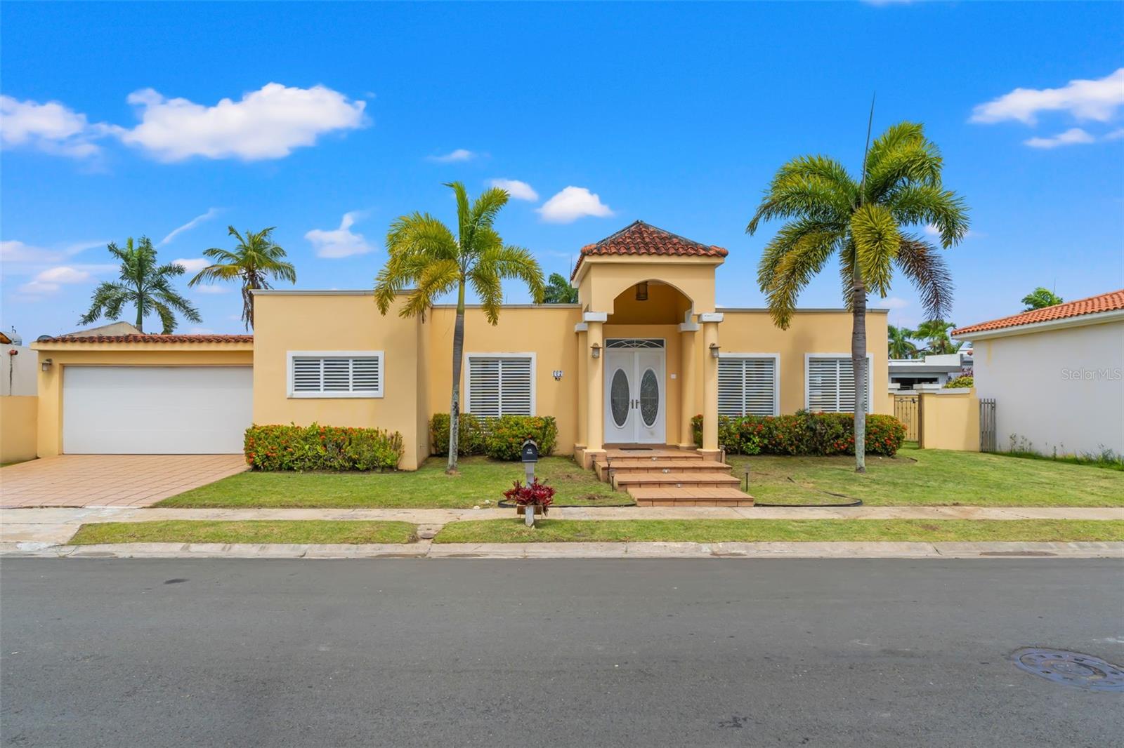 Beautiful residence located in the highly sought-after Dorado del Mar community, featuring 24/7 gated security. Ideally positioned near top schools such as Dorado Academy and TASIS Dorado, as well as the Dorado del Mar Golf Course, Embassy Suites, Dorado Beach, shopping centers, restaurants, Doctors’ Center Hospital (Orlando Health), and the exclusive Dorado Beach Ritz-Carlton Reserve. The home offers 3 spacious bedrooms with walk-in closets, 3 full bathrooms, a remodeled kitchen with granite countertops and backsplash, open-concept living, dining, and family areas, a laundry room, a two-car covered garage, a private pool with gazebo, and an oversized master suite with direct access to the pool. Additional features include air conditioning throughout, kitchen and laundry appliances, and furniture (excluding the master bedroom set). This is an excellent opportunity for a primary residence or investment, with high income potential through short-term rentals platforms.