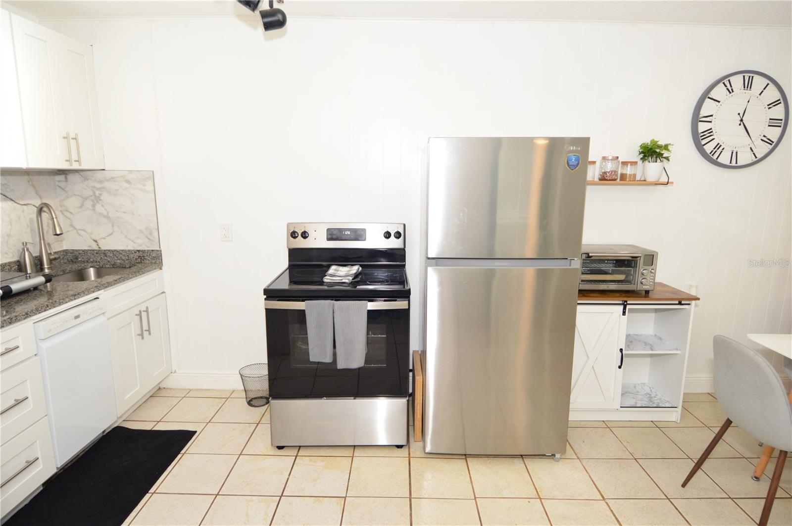 SUNNY SHORES - Residential Lease